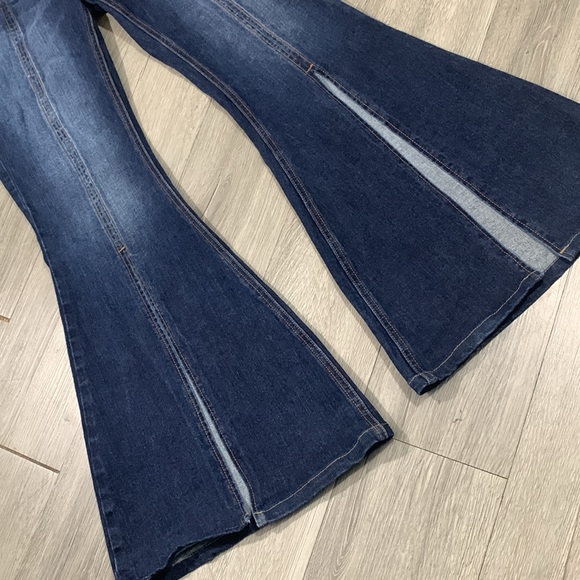 SHYANNE WOMEN'S DARK WASH MID RISE SLIT BOOT CUT JEANS size 32 - Picture 11 of 15